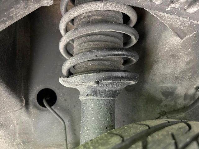 お車を安心してお乗りいただく為には、足回りの定期点検が欠かせません。サービスサポート（有償保証）では無料点検もご提供しており、安心のカーライフをお過ごしいただけるサポート体制が整っています。