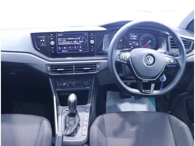 運転席助手席です。安全装備をオプションで追加するのは日本的発想。フォルクスワーゲン車はサイドエアバッグを全車標準で装備しております。