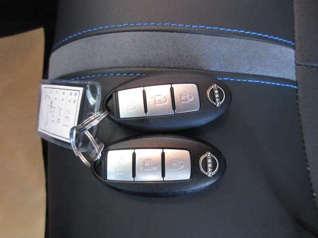 インテリジェントキー付き。キーを持っているだけで、ドアハンドル横のボタンを押すとドアの施錠・開錠が行えます。そのままキーが車内にあればエンジンを掛けることもでき、とても便利です。