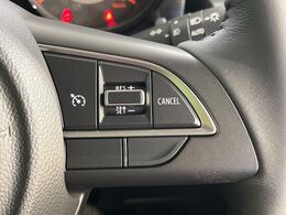 【クルーズコントロール】高速道路もラクラク走行。アクセルを離しても一定速度で走行ができ、長距離運転時の負担を軽減！加速・減速も簡単なスイッチ操作で調整できます。