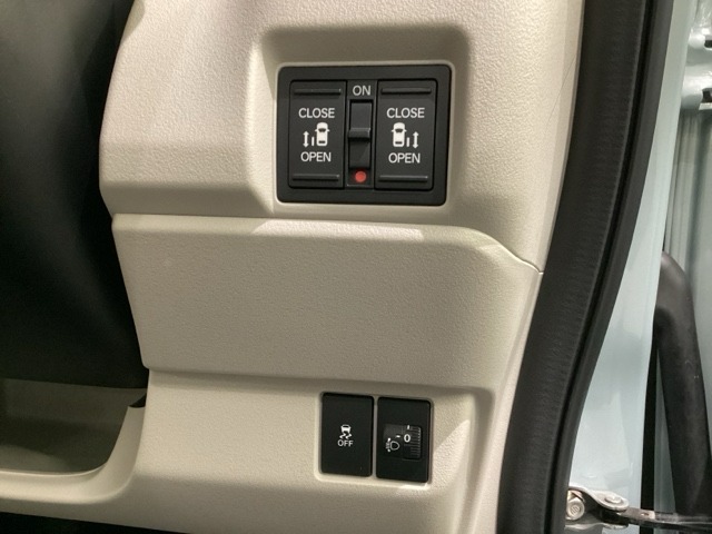 両側電動スライドドアは運転席から操作ができるよう、操作スイッチが付いています。その下にはヘットライトリベライザーのスイッチなどがついています。道路状況や積荷の加重に応じてライトの高さを調節できます。