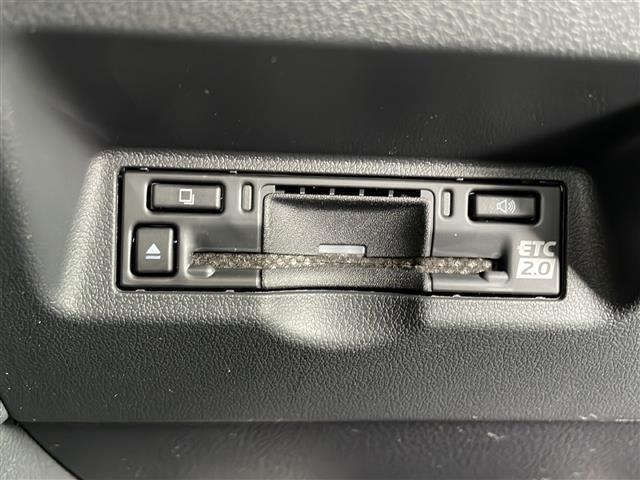 【ETC】有料道路を利用する際に料金所で停止することなく通過できる、ETC車載器（ノンストップ自動料金収受システム機器）が装備されています。セットアップを行うことで利用可能になります。
