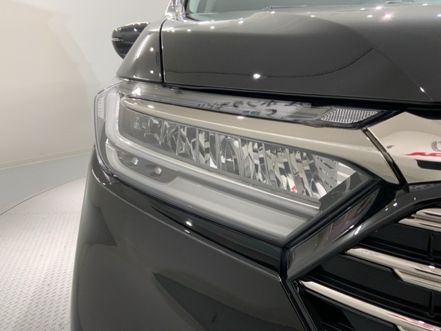 LEDヘッドライトは、点灯の瞬間から最大光量を発揮し、突然暗くなるトンネルなどでの安定感を高めます。