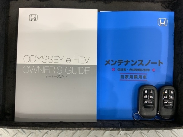 スマートキーは鍵をバッグに入れたままでもドアロックの開閉やエンジンのON・OFFができます。夜間や雨の日も鍵を探さなくて良いので便利です。