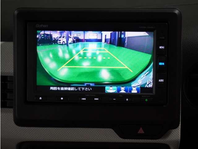 【バックカメラ】駐車が苦手な方でも安心してお乗りいただけます。リバース連動で画面が切り替わるのでとっても便利です。