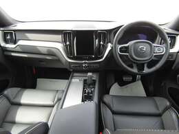 車内は、美しい仕上がりのインテリアが清々しくも落ち着いた雰囲気を醸し出し、独特の居心地のよさを感じさせる、まさにスカンジナビアン・デザインの傑作と呼ぶにふさわしい空間となっています。