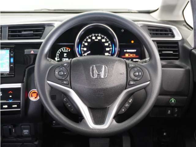 【Honda SENSING】 カメラ等装置で精度の高い検知能力を発揮、安全運転を支援します。ステアリング上のコントローラーに注目！