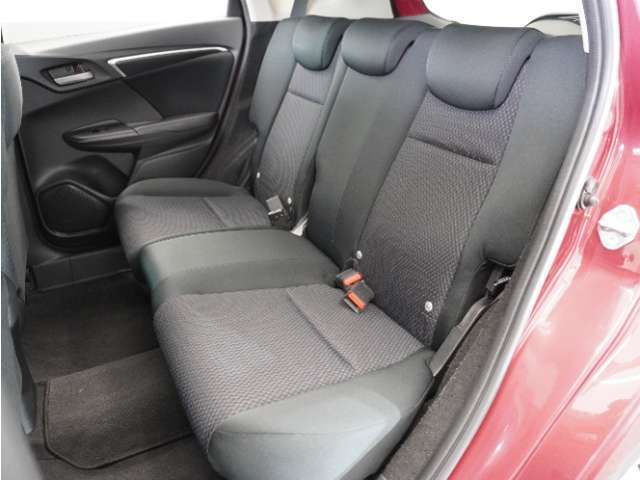 家族やご友人とBBQに行くとき、楽しさは道中の車内から始まっています！このベンチシートに座って、みんなで和気あいあい盛り上がりましょう！