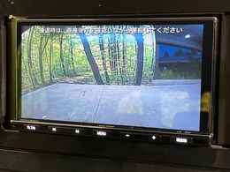 【バックカメラ】駐車時に後方がリアルタイム映像で確認できます。大型商業施設や立体駐車場での駐車時や、夜間のバック時に大活躍！運転スキルに関わらず、今や必須となった装備のひとつです！