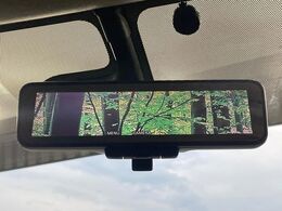 【インテリジェントルームミラー】後席の大きな荷物や同乗者で後方が確認しづらい時でも安心！カメラが撮影した車両後方の映像をルームミラー内に表示。クリアな視界で状況の確認が可能です！