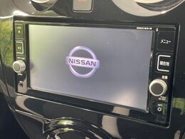 【純正ナビ】人気の純正ナビを装備しております。ナビの使いやすさはもちろん、オーディオ機能も充実！キャンプや旅行はもちろん、通勤や買い物など普段のドライブも楽しくなるはず♪