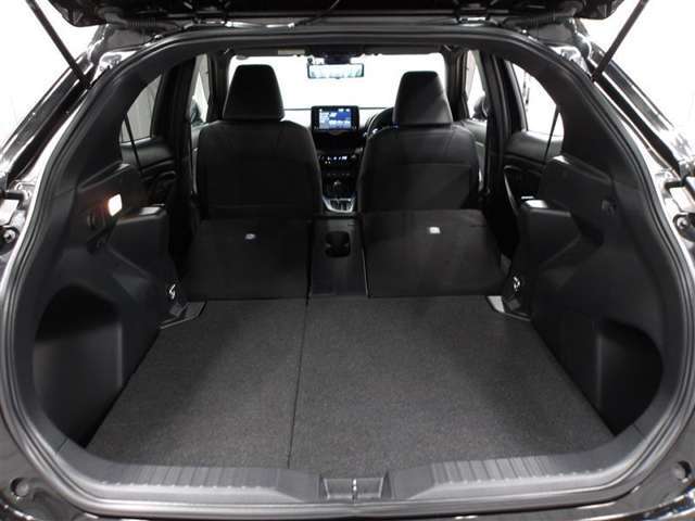リヤシートを両方倒せば大きな荷物も車載可能です♪