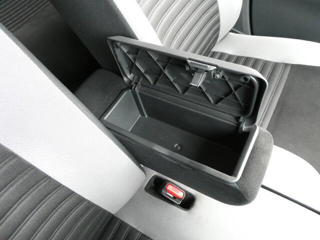 フロント席間に小物入れございます