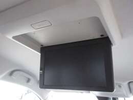 後席専用フリップダウンダウンモニター付で、長距離でも退屈しません♪