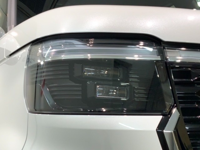 LEDヘッドライトは、点灯の瞬間から最大光量を発揮し、突然暗くなるトンネルなどでの安定感を高めます。