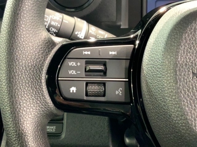 ステアリングにオーディオ操作スイッチが付いています。オーディオ画面に直接タッチしなくても操作が出来ますので、運転に集中できます。