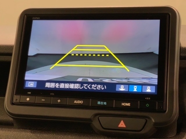 リバースギアに入れるだけで後方の表示へ切り替わります。夜間や雨の日の駐車も楽になりますよ。