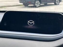 【マツダコネクト】車内の雰囲気にマッチした大型のディスプレイ。スマホ接続でのナビ使用やBluetooth再生等、様々な機能が楽しめます。直感的なダイヤル操作が可能で、使い勝手も良好です。