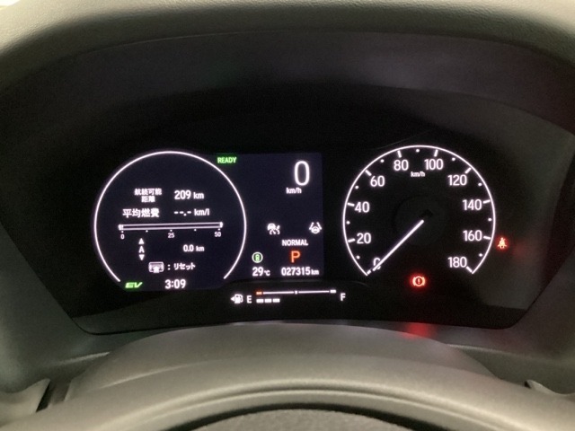 ハイブリット車専用のメーターです。右側の大型スピードメーターに加え、ステアリングスイッチを使って左のマルチインフォメーション・ディスプレイで燃費や動力伝達などの情報が見れるようになっています。