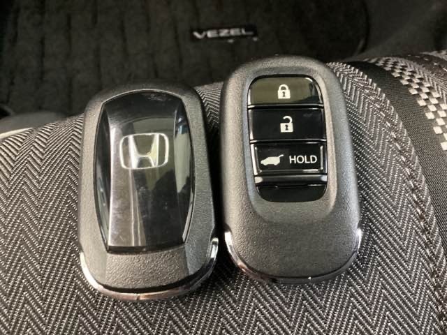 スマートキーを装備しています。鍵を差し込むことなくドアロックの開け閉めと、スタートボタン操作でのエンジンスタートができます。スペアキーも同じものを用意しております。
