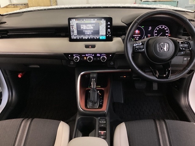 車内はチタニア抗菌防臭施工済です。黒＋グレー系の内装色がスポーティなインパネ周りを演出します。グローブボックスやカップホルダーのほかにトレーなどたくさんの収納スペースが付いています。