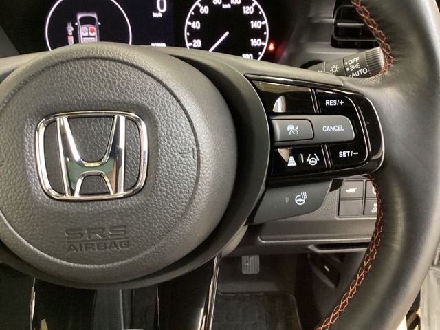 ハンドルにはクルーズコントロールスイッチのほかにHondaセンシング系のスイッチもあり、ハンドルから手を離さず安全に操作できます。