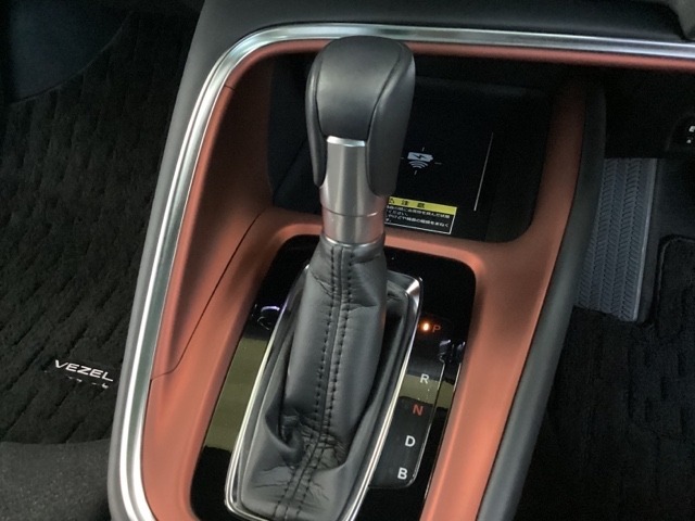 CVT車のセレクトレバーです。低速から高速まで、変速ショックのないスムーズな走りを実現するとともに、エンジン効率のよい領域を維持することで燃費にも貢献します。