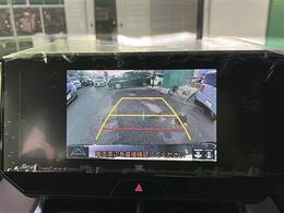 【バックモニター】後ろのカメラの映像がモニターに映し出されるので、後方の見えない死角や、障害物との距離感などもしっかり安全確認することができます。