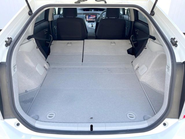 普段のお買い物や通勤、送迎等に十分な荷室スペースを確保しております。セカンドシートを倒すと、大きな荷物の積載も可能です♪