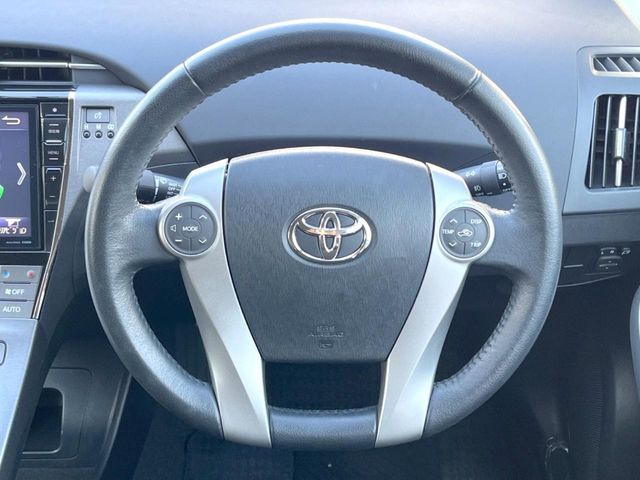 インテリアに合わせたデザインのステアリングは、運転される方のことも考え、運転しやすい形状、大きさです。是非一度、実際に触ってお確かめください。