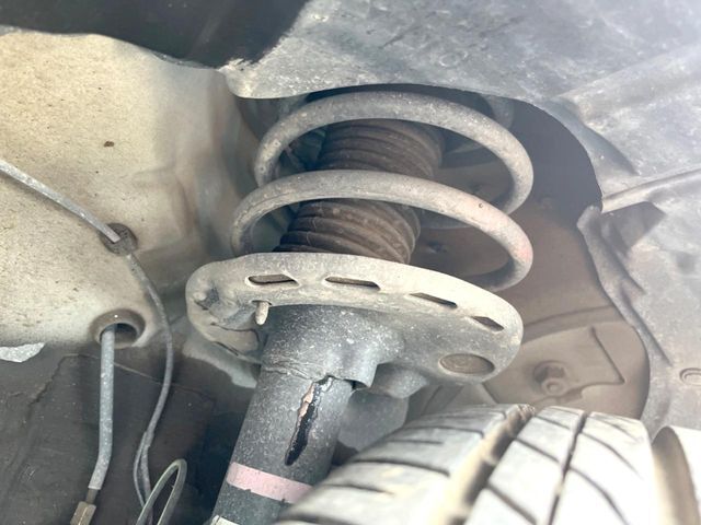 お車を安心してお乗りいただく為には、足回りの定期点検が欠かせません。サービスサポート（有償保証）では無料点検もご提供しており、安心のカーライフをお過ごしいただけるサポート体制が整っています。