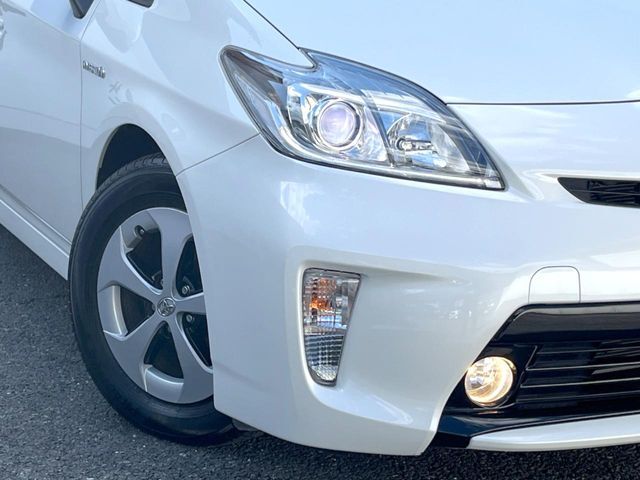 【HIDヘッドライト】非常に明るく前方を照らしてくれるので、悪天候や夜間の走行時も視界良好で安心してお乗りいただけます。