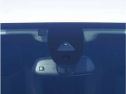 【アクティブセーフティブレーキ】前方の車両や障害物を検知し、ドライバーが回避操作を行わない場合に自動的にブレーキを作動させます。