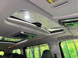 【サンルーフ】開放感たっぷりの希少装備、サンルーフが装着されています！車内に明かりを取り入れたり景色を楽しむ以外にも、車内の空気も簡単に換気できて快適です！
