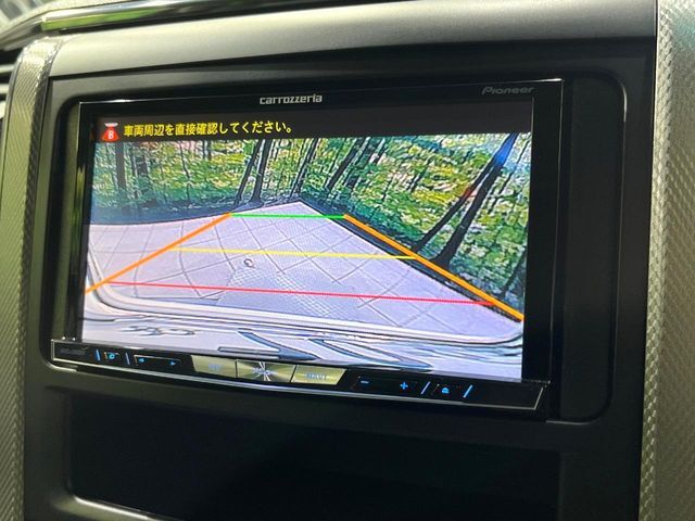 【バックカメラ】駐車時に後方がリアルタイム映像で確認できます。大型商業施設や立体駐車場での駐車時や、夜間のバック時に大活躍！運転スキルに関わらず、今や必須となった装備のひとつです！