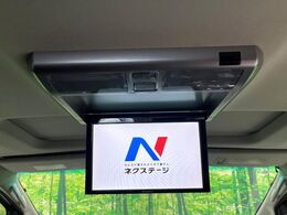 【フリップダウンモニター】大画面モニターで後席でもエンタメをお楽しみいただけます。小さなお子様にも大人気の装備です♪