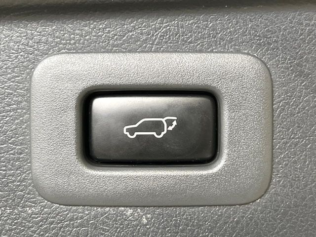 【パワーバックドア】スマートキーや運転席のボタンを押すだけでリアゲートが自動で開閉します！荷物を持っている時や、高い位置にあるバックドアを閉める際に便利な機能です♪