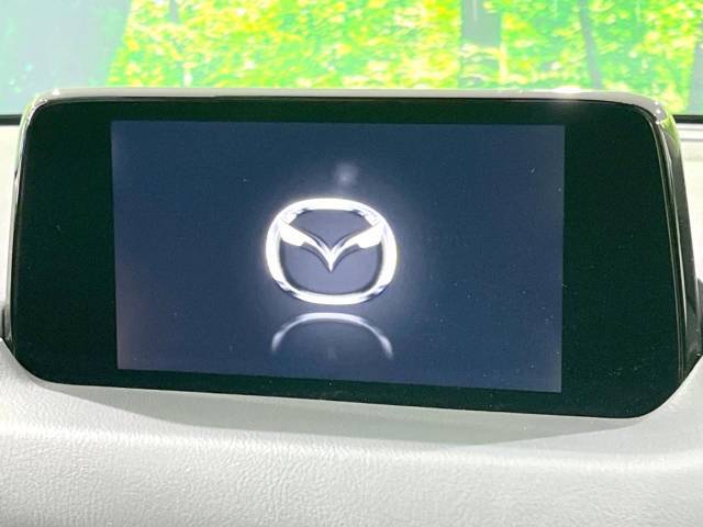 【マツダコネクトナビ】車内の雰囲気にマッチした一体型タイプのナビ。各種車輌設定やBluetooth再生等、様々な機能が楽しめます。直感的なダイヤル操作が可能で、使い勝手も良好です。