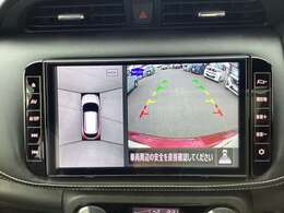 【アラウンドビューモニター】周囲を見渡せる映像で、スムースな駐車をサポートします
