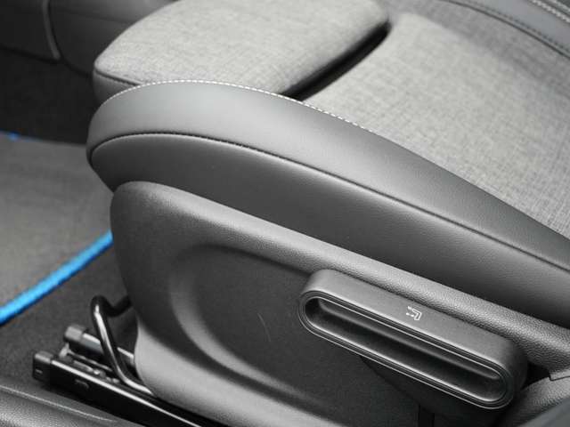 LIBERALAでは多種多様の車種をご用意させていただいております。お客様がご納得いくまで、そのお車の持つ特性を五感すべてで感じ取っていただける場をご提供します。