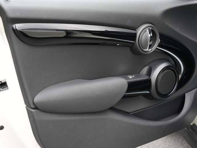 店舗にて現車の確認もいただけますので、お電話で在庫のご確認の上是非ご来店くださいませ！