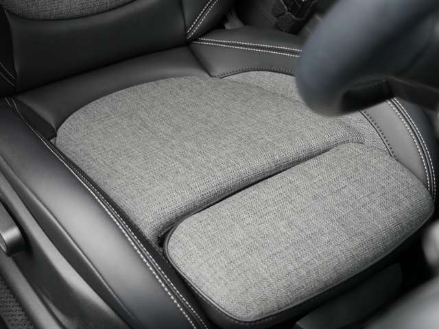 ご遠方の場合でも、下取り車両の金額を概算でお出しすることは可能でございます。車検証をお手元に、走行距離をご確認の上お問い合わせくださいませ。