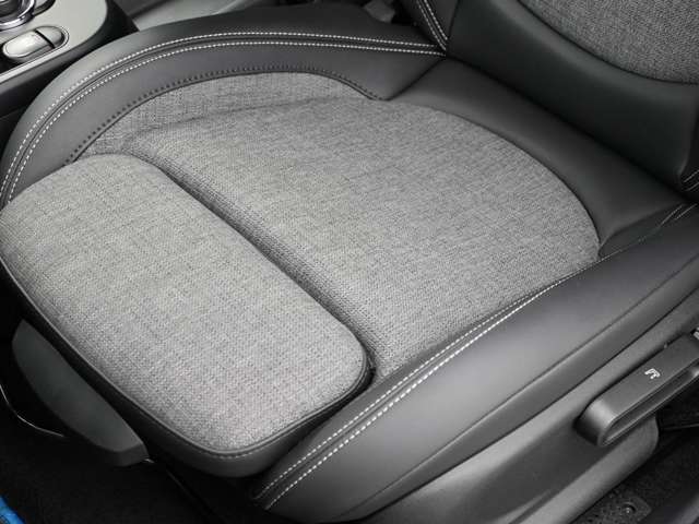 LIBERALAでは多種多様の車種をご用意させていただいております。お客様がご納得いくまで、そのお車の持つ特性を五感すべてで感じ取っていただける場をご提供します。