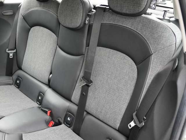 ご来場が難しいお客様でもご安心下さい、店頭在庫でしたらテレビ電話などを使いお車の詳細をご説明させて頂く事も可能でございます。当店スタッフが真心込めてご対応させて頂きます。