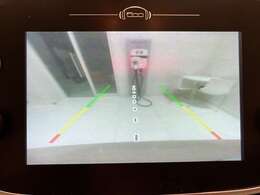 【バックカメラ】運転席から画面上で安全確認ができます。駐車が苦手な方にもオススメな便利機能です。