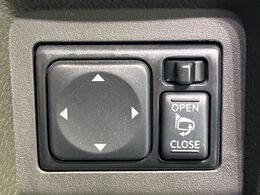 【電動格納ミラー】サイドミラーは電動格納式となっており、狭い駐車場でもキズがつくリスクを抑えられます。