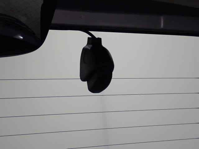 後方用のカメラも備えてあるので『あおり運転』にも対応ができて安心です。ドライブレコーダーは必需品ですね。使うことの無い事が良いのですが・・・。また純正品なのも安心ですね。