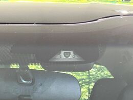 【ホンダセンシング】走行中に前方の車両等を認識し、衝突しそうな時は警報とブレーキで衝突回避と被害軽減をアシスト。より安全にドライブをお楽しみいただけます。
