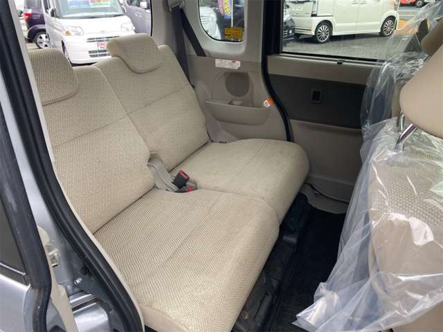 後部座席も　足元が広くかいてきです。後部座席も広々です。　かなりきれいですよ