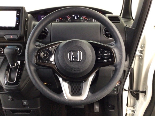 【ハンドル】運転にかかわる様々な操作を安全に行えるように視点移動が少なく操作性に配慮されたスイッチ類が凝縮されたコックピットです。